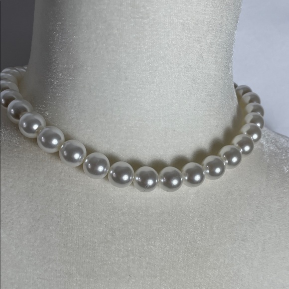 Christian Siriano Jewelry - CHRISTIAN SIRIANO White Faux Pearl Necklace